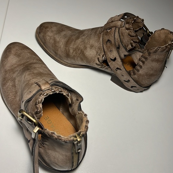 ✨Brown Rampage Booties With Side Buckle and Back Zipper✨ - Picture 4 of 9